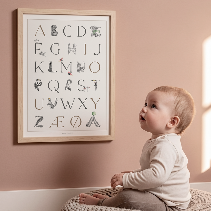Barn med alfabetplakat med dyr & bogstaver til børneværelse