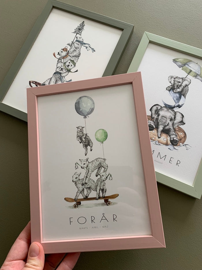 Håndtegnede årstidsplakater til børn. "Forår", "Vinter" og "Efterår" i farvet rammer. Læringsplakater til børneværelset