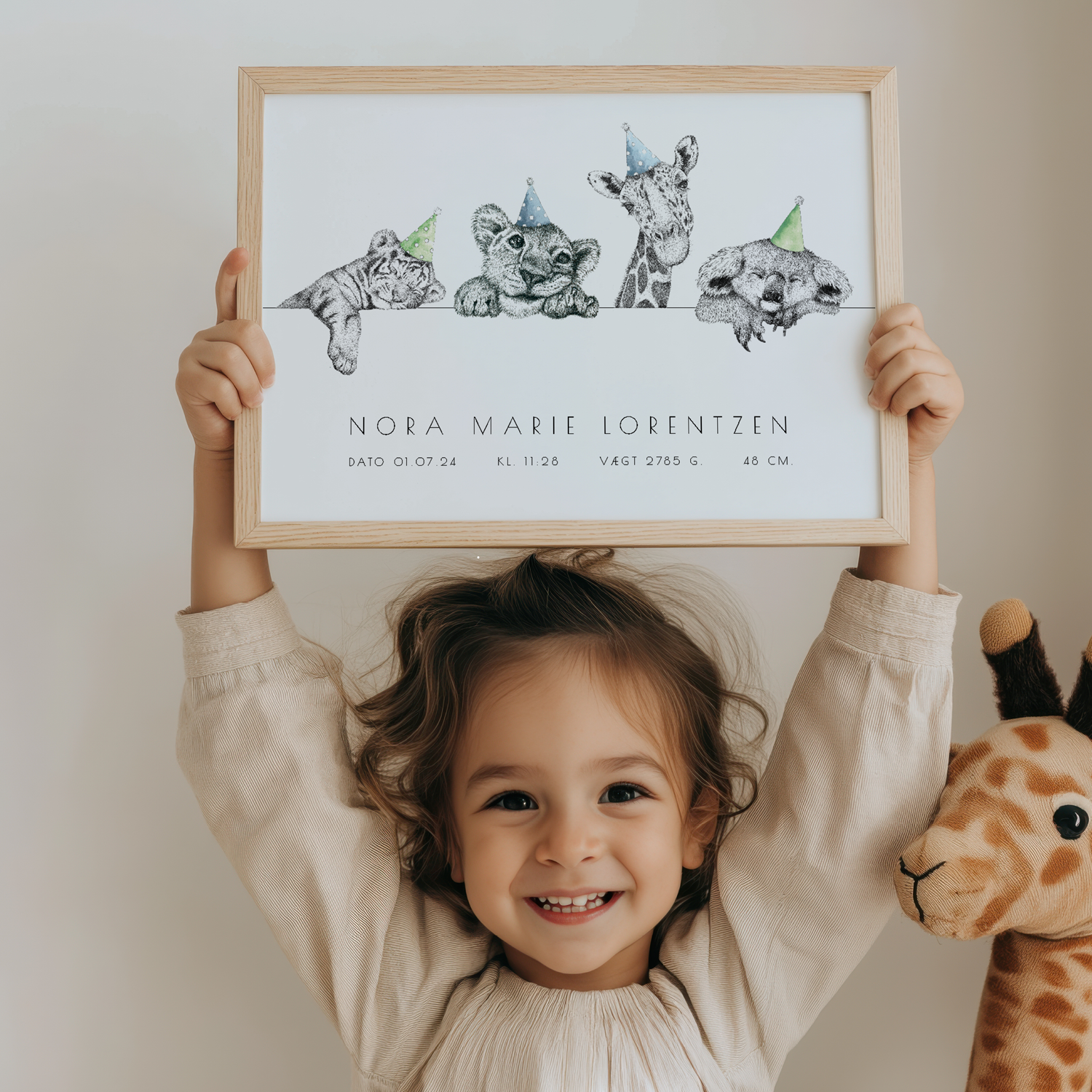 Personlig fødselsplakat med festlige dyr og barnets navn + fødselsdata til børneværelse
