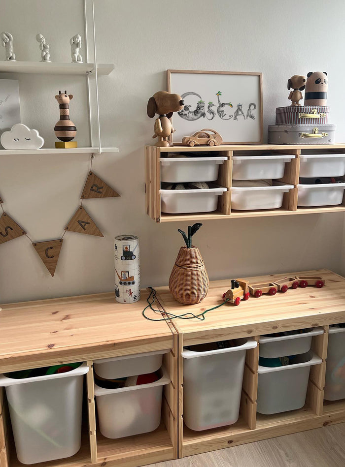 Minimalistisk og stilrent børneværelse med fokus på personlig navneplakat med navnet Oscar, tegnet med dyr