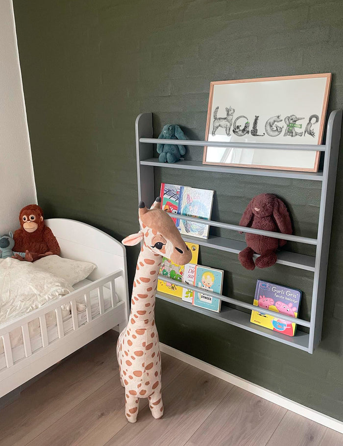 Personlig navneplakat med navnet Holger i børneværelse med børnebøger og bamser