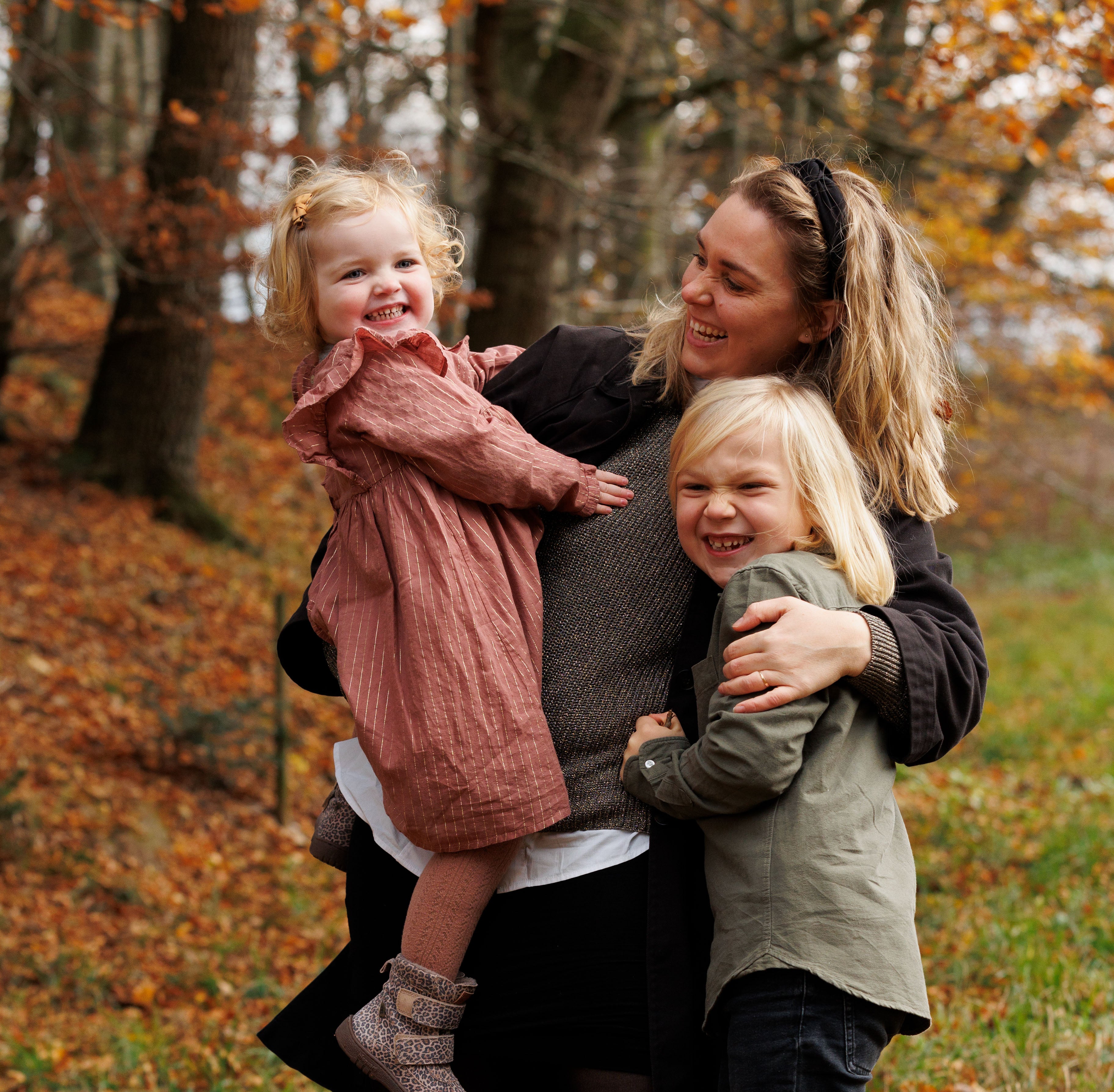 Billede af Mette Marie Bertelsen, CEO hos Wood Stories, sammen med to børn