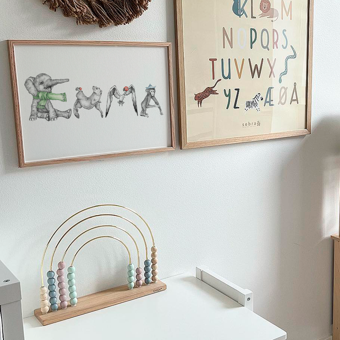 Minimalistisk børneværelse med fokus på personlig navneplakat med dyr med navnet Emma