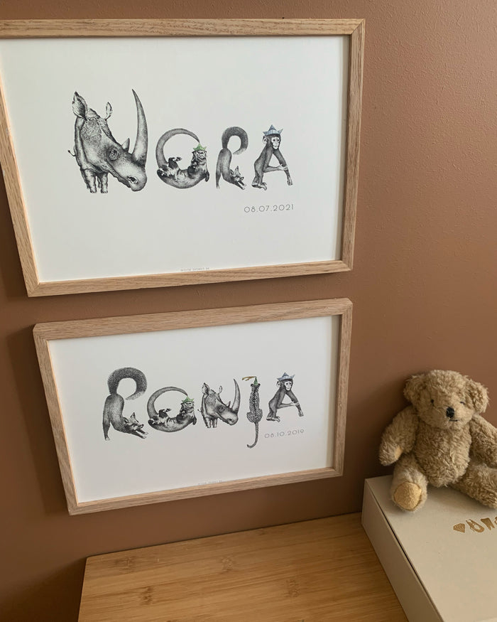 Personlige navneplakater med håndtegnet dyr. Her ses navnet Nora og Ronja.