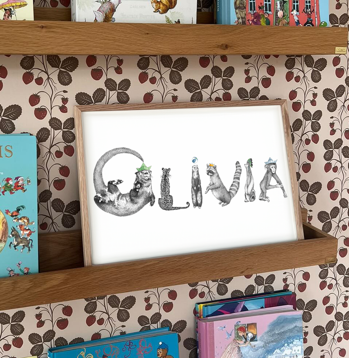 Håndtegnet navneplakat med dyr, på boghylde, med navnet Olivia