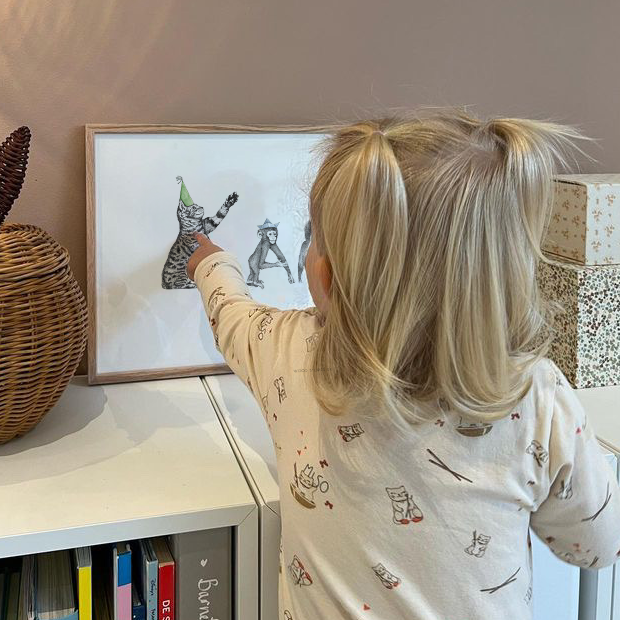 Pige peger på personlig navneplakat med navnet Karen