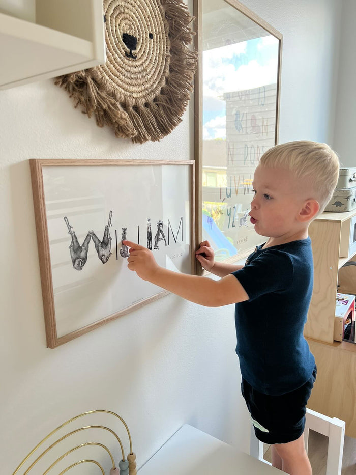 Dreng peger på personlig navneplakat med navnet William