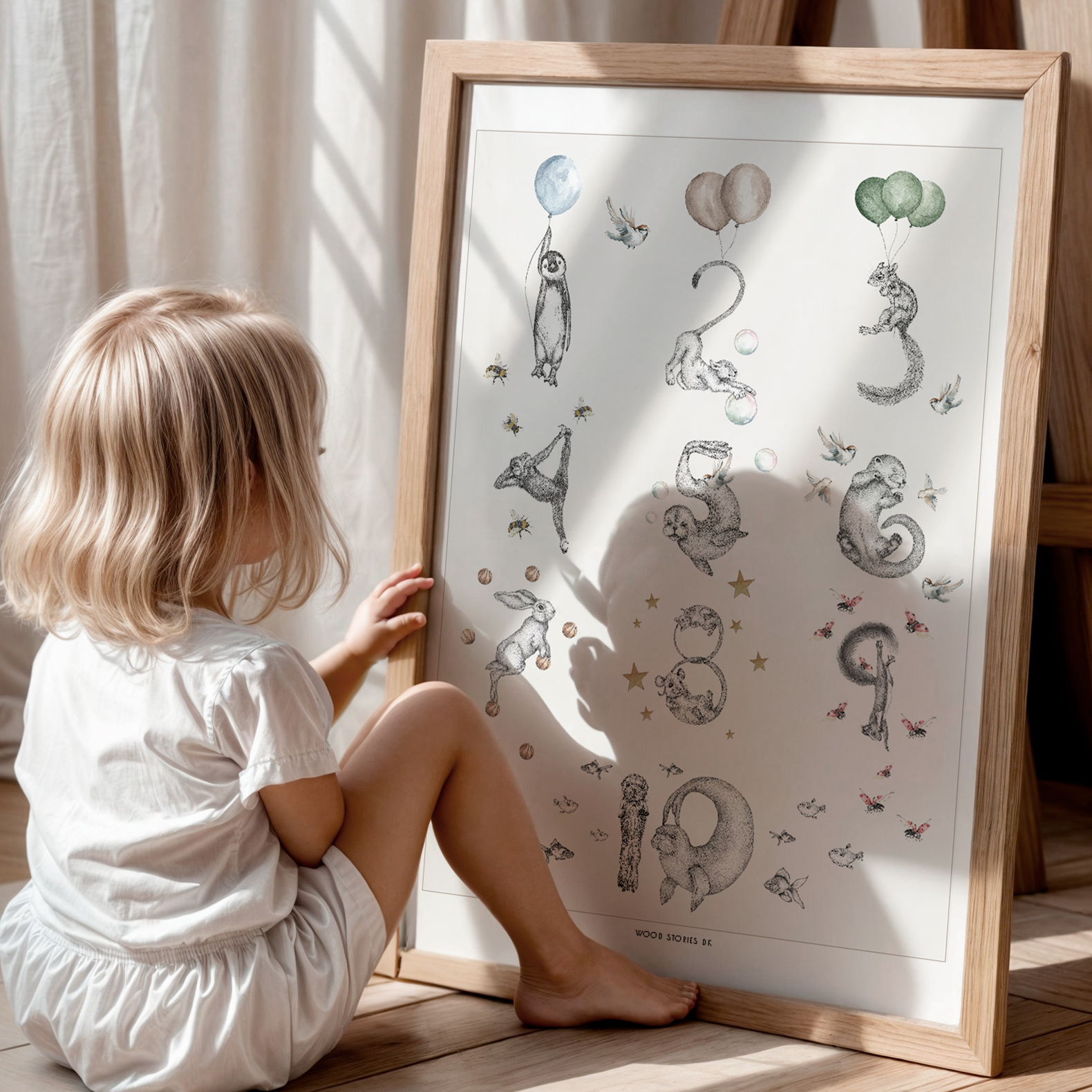 Barn på børneværelse + børneplakat med tal illustrationer tegnet som dyr til læring - talplakat