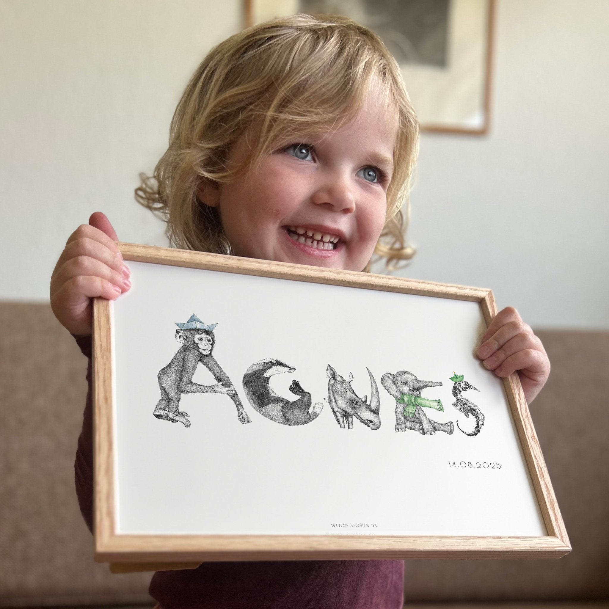 Navneplakat med dyr - Agnes illustration til børneværelse - WOOD STORIES DK