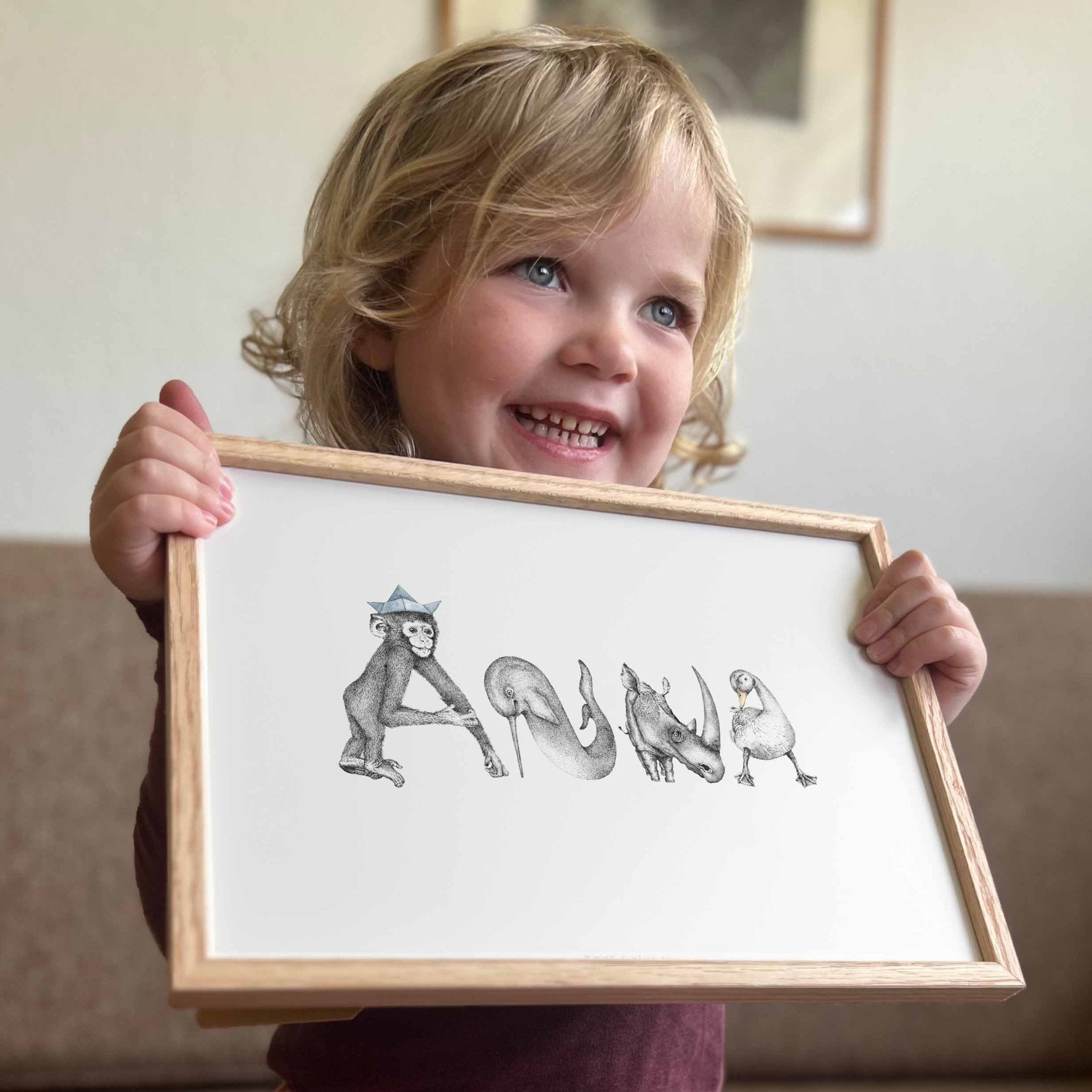 Navneplakat med dyr - Anna illustration til børneværelse - WOOD STORIES DK